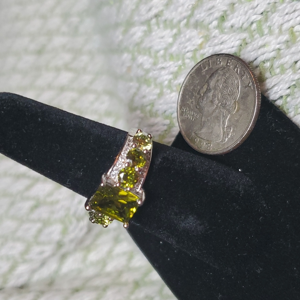 Peridot CZ ring set in 925 sterling silver size 7. - Picture 2 of 6